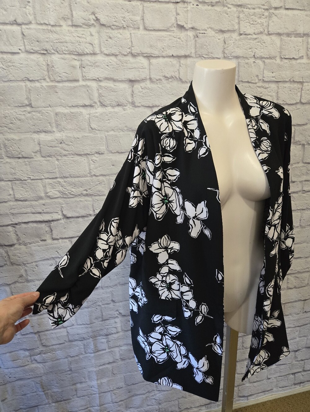Penningtons Black & White Floral Open Front Cardigan Size 1X - Picture 3 of 8